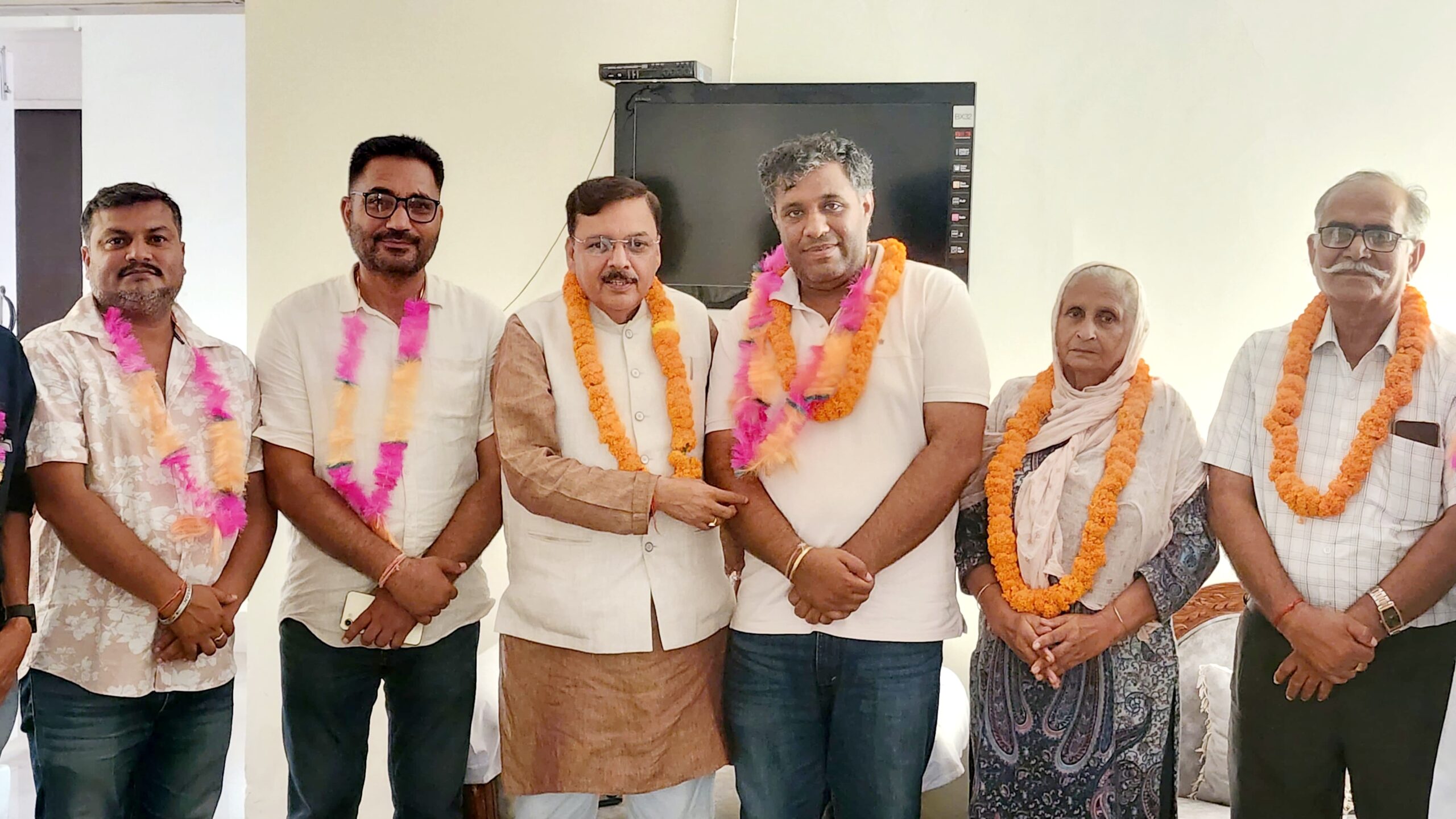 पूर्व विधायक राजेश शुक्ला के प्रयास रंग लाए, स्वर्णजीत कौर ने साहिल अरोरा को दिया समर्थन