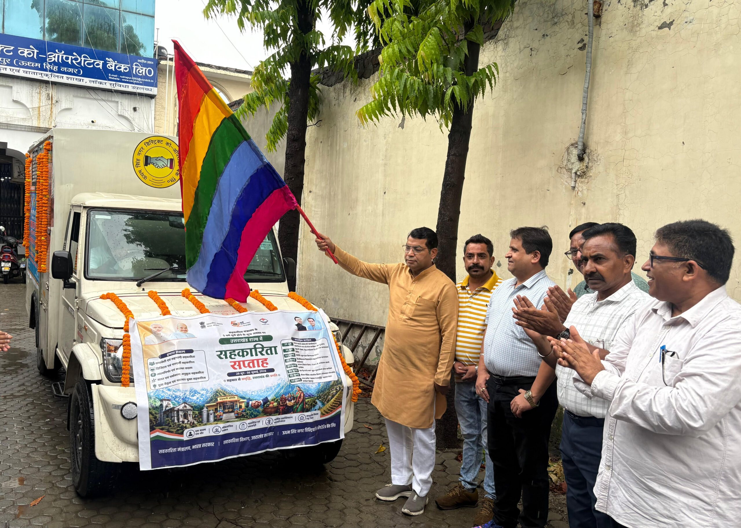 सहकारिता मंत्रालय के 5 वर्ष पूर्ण होने पर रुद्रपुर में 'सहकारिता समृद्धि रथ' व एटीएम वैन को विधायक शिव अरोरा ने दिखाई हरी झंडी