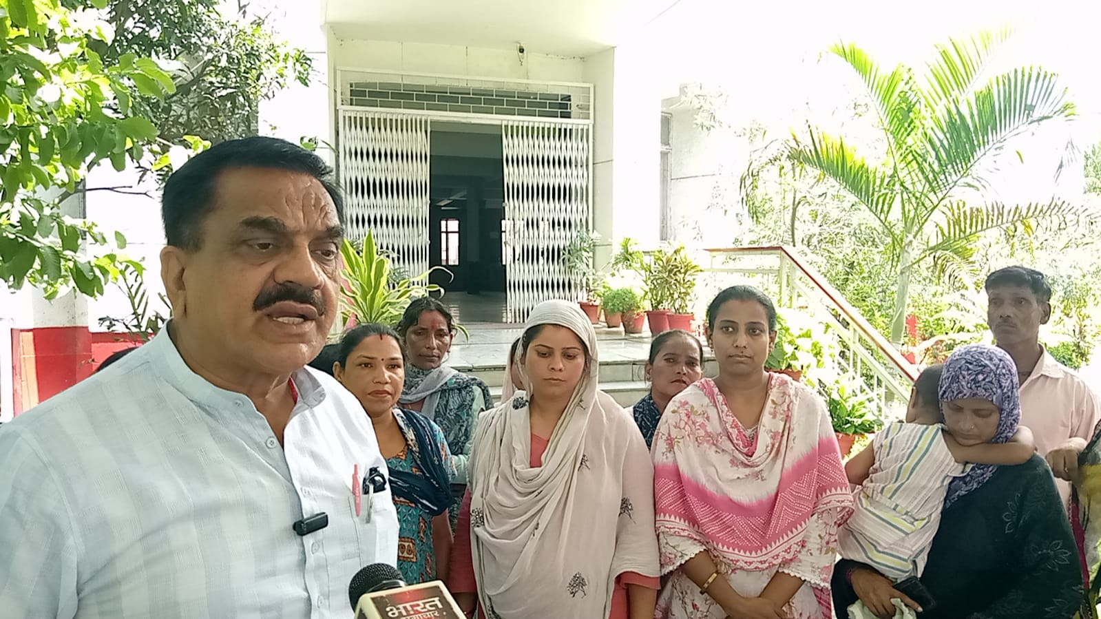 सीलिंग, नजूल और दानपत्र भूमि पर बसे परिवारों को बिजली देने की मांग तेज, पूर्व विधायक राजकुमार ठुकराल ने डीएम को सौंपा ज्ञापन