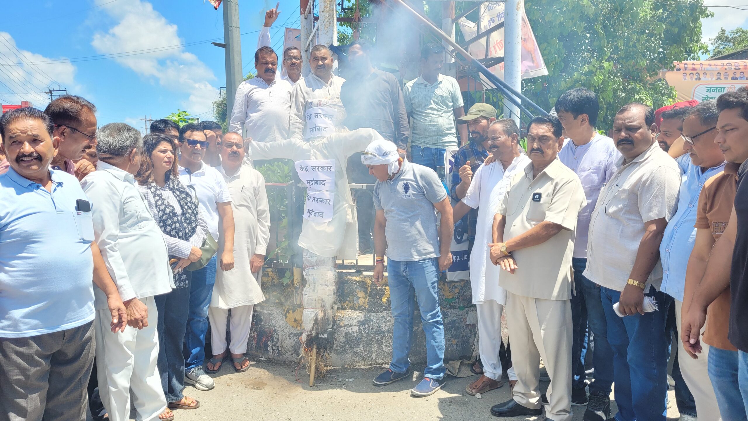 दिल्ली में छात्रों पर लाठीचार्ज के विरोध में कांग्रेस का प्रदर्शन, विधायक तिलक राज बेहड़ के नेतृत्व में फूंका केंद्र सरकार का पुतला