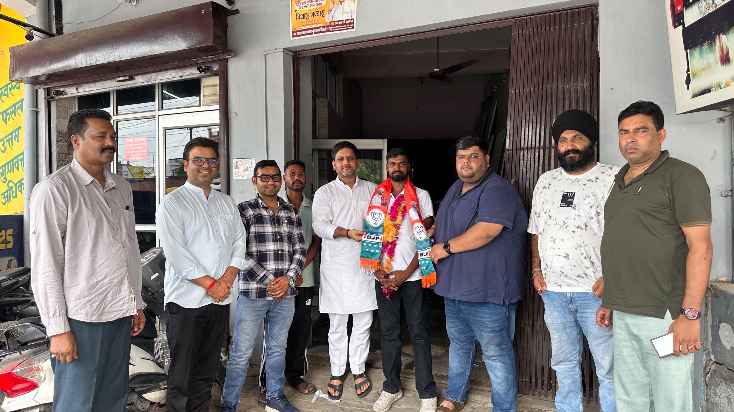 भाजपा नेता विवेक दीप सिंह ने शिमला पिस्तौर के नवनियुक्त उपप्रधान मोतीलाल का किया भव्य स्वागत, दीं शुभकामनाएँ