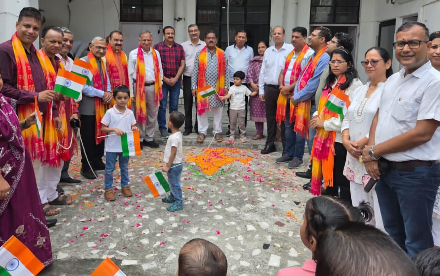 ध्वजारोहण के साथ महिला सशक्तिकरण का संदेश, रोटरी स्किल सेंटर की प्रशिक्षित महिलाओं को मिले प्रमाण पत्र