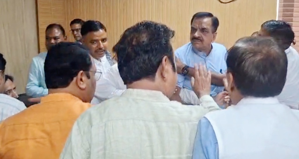 कमिश्नर की बैठक में पूर्व और मौजूदा विधायक आमने-सामने, हंगामे के बाद धरने पर बैठे शिव अरोड़ा