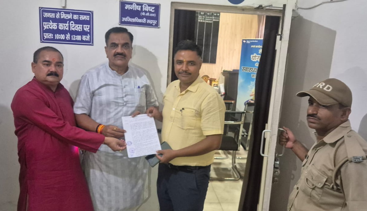 मतदाता सूची पुनरीक्षण में फर्जी आपत्तियों का आरोप, पूर्व विधायक राजकुमार ठुकराल का एसडीएम कार्यालय पर धरना