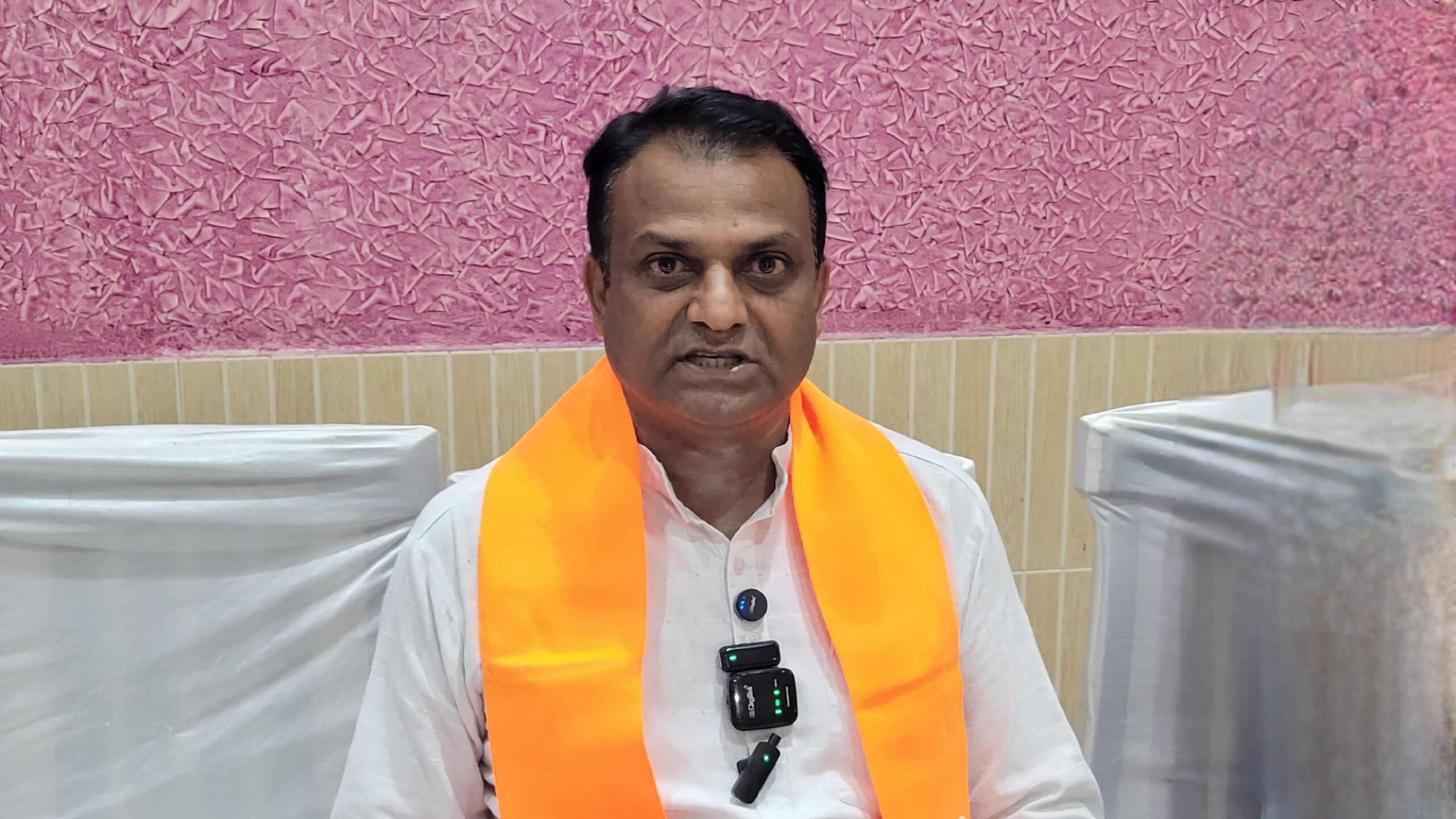 भाजपा नेता राजीव सक्सेना ने अपनी ही पार्टी के नेताओ पर उनका अपमान करने का लगाया आरोप