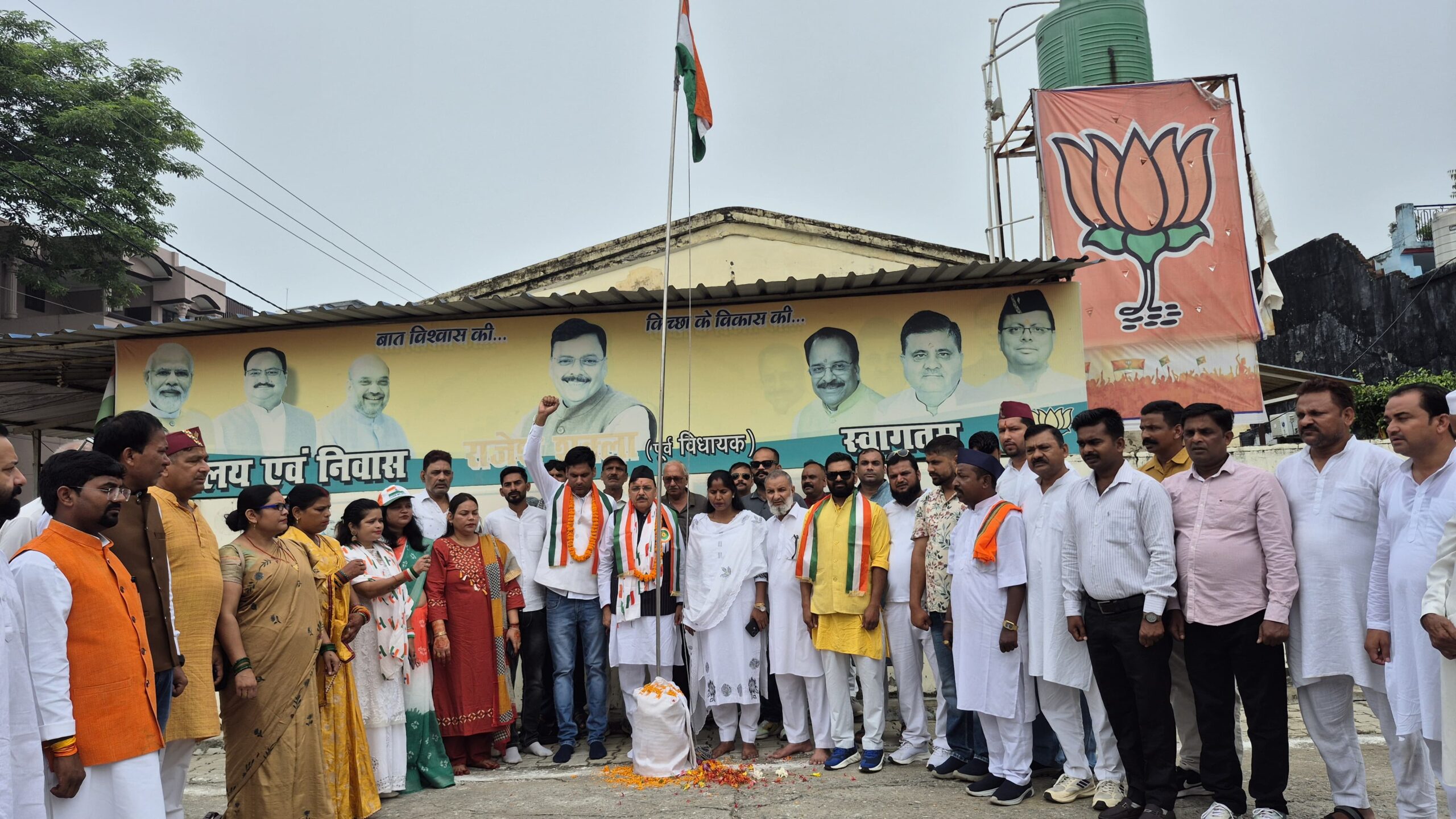 स्वतंत्रता दिवस पर पूर्व विधायक राजेश शुक्ला ने आवास पर किया ध्वजारोहण, कार्यकर्ताओं ने राष्ट्रगान के साथ लिया देशसेवा का संकल्प