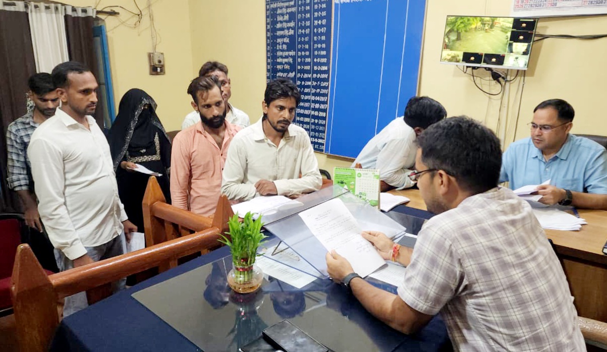 पूर्व विधायक राजेश शुक्ला की प्रेस कॉन्फ्रेंस का दिखने लगा असर, डबल वोट वाले मतदाताओं ने ERO कार्यालय में दिये प्रार्थना पत्र