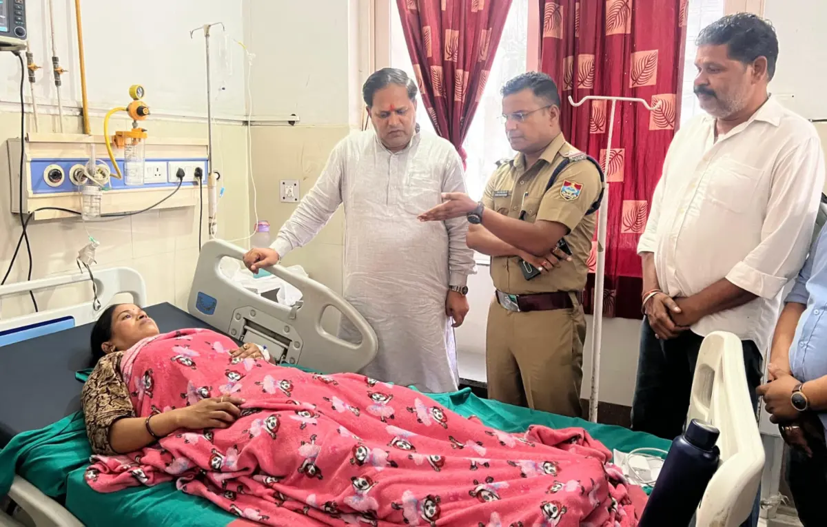 महापौर विकास शर्मा ने जिला अस्पताल पहुंचकर घायल महिला कांस्टेबल का हाल जाना