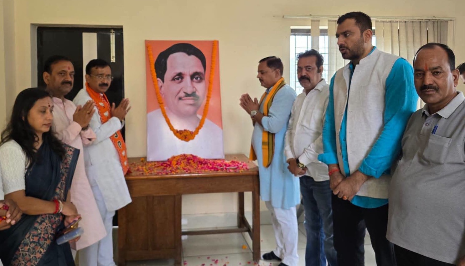 दीनदयाल जयंती पर भाजपा ने याद किया, गांधी पार्क में चलाया स्वच्छता अभियान