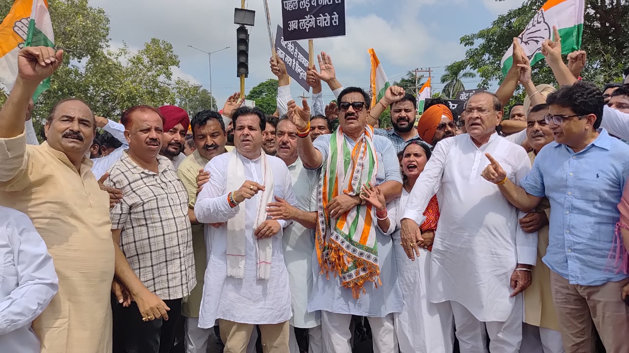 मुख्य निर्वाचन आयुक्त ज्ञानेश कुमार और केंद्र सरकार के खिलाफ कांग्रेसियों ने जोरदार प्रदर्शन किया