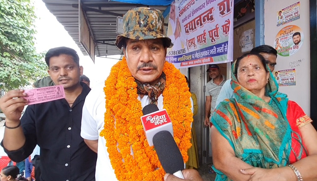 वार्ड 20 में पूर्व फौजी दयानंद शर्मा ने बढ़ाई चुनावी सरगर्मी, ढोल-नगाड़ों के साथ डोर-टू-डोर जनसंपर्क कर मांगे वोट