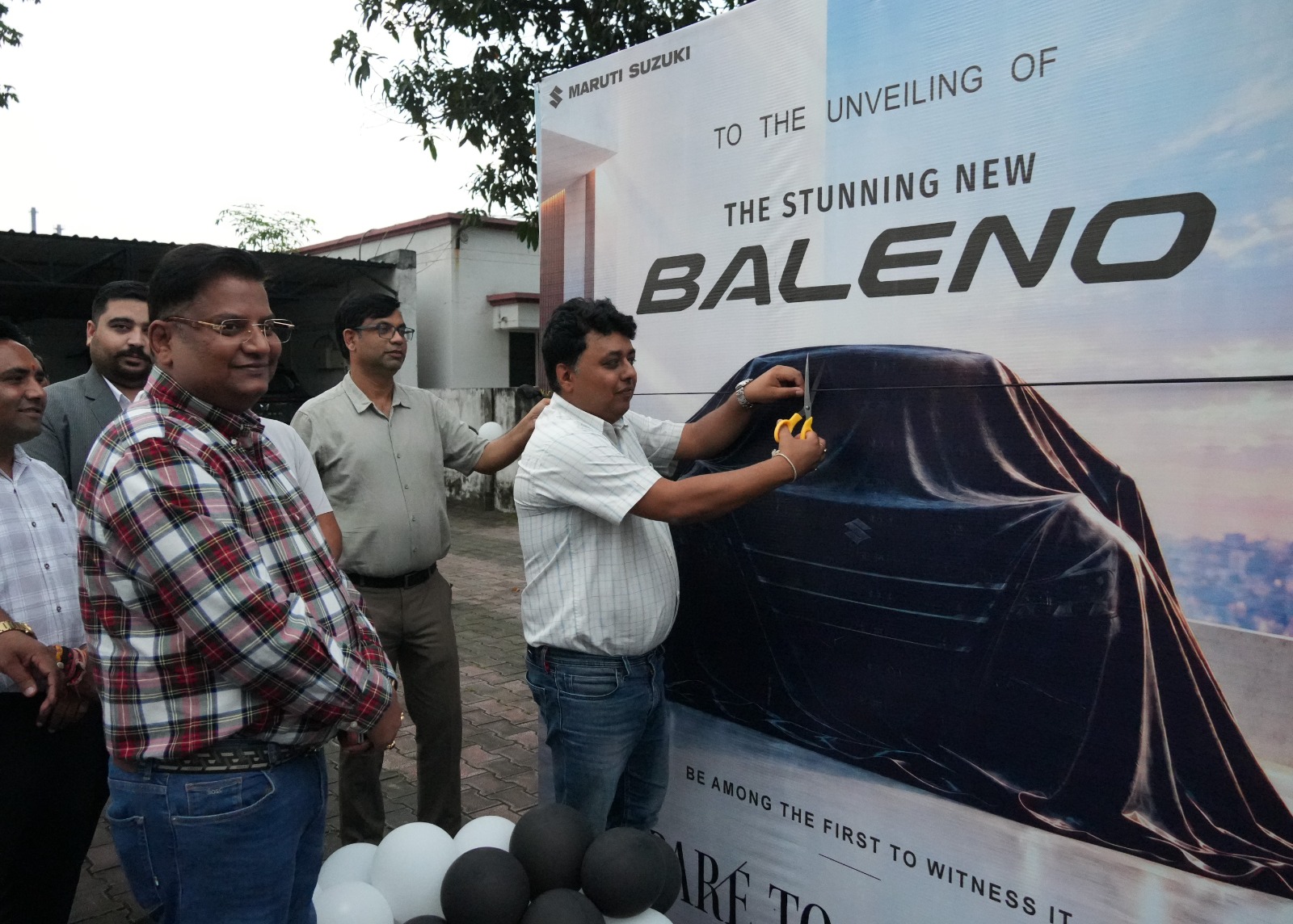 रुद्रपुर के नेक्सा शोरूम में नई मारुति सुजुकी बलेनो फेसलिफ्ट का भव्य लॉन्च, डीएम नितिन सिंह भदौरिया ने किया शुभारंभ