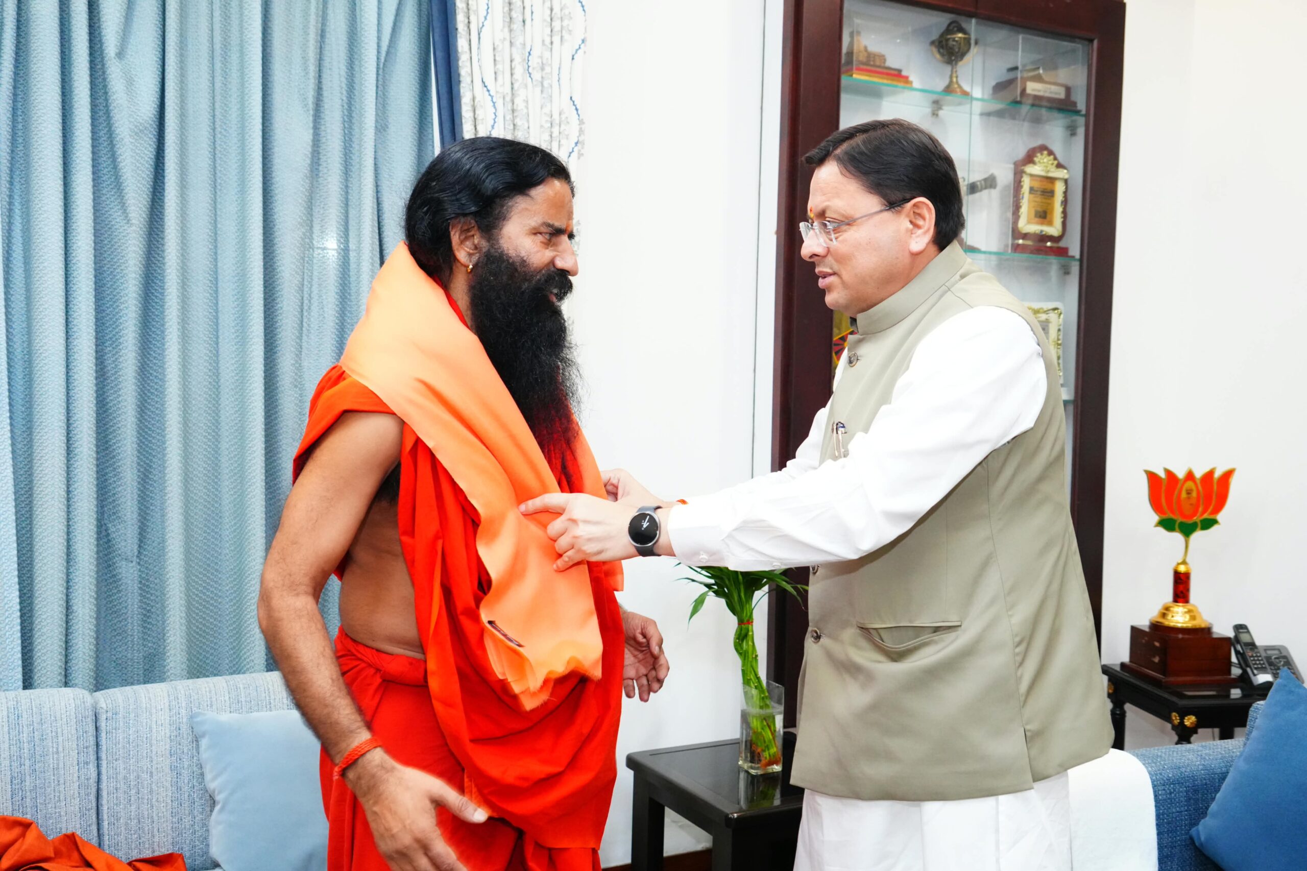 मुख्यमंत्री श्री पुष्कर सिंह धामी से मुख्यमंत्री आवास में बाबा रामदेव ने की भेंट