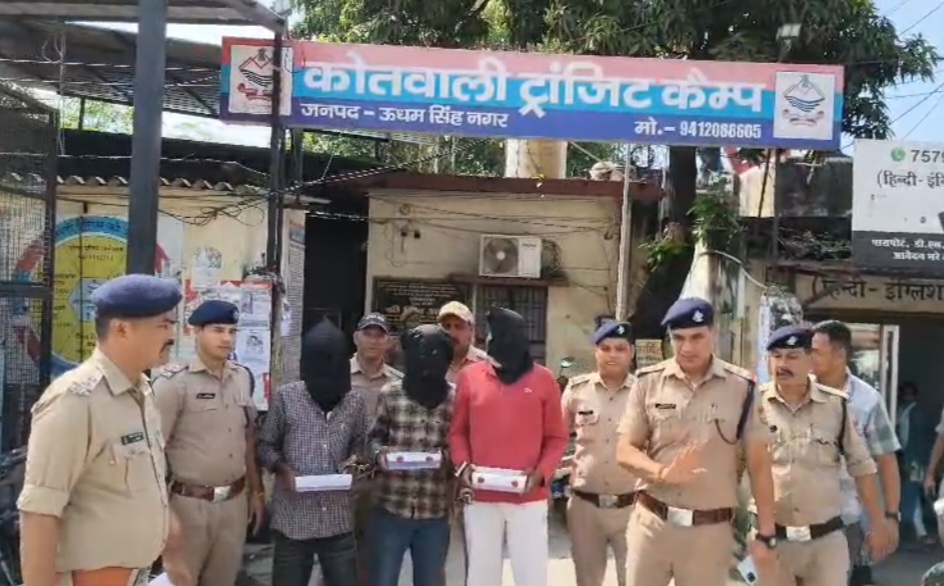 शिव एन्क्लेव फायरिंग और तोड़फोड़ का खुलासा, तीन युवक अवैध असलहों के साथ गिरफ्तार