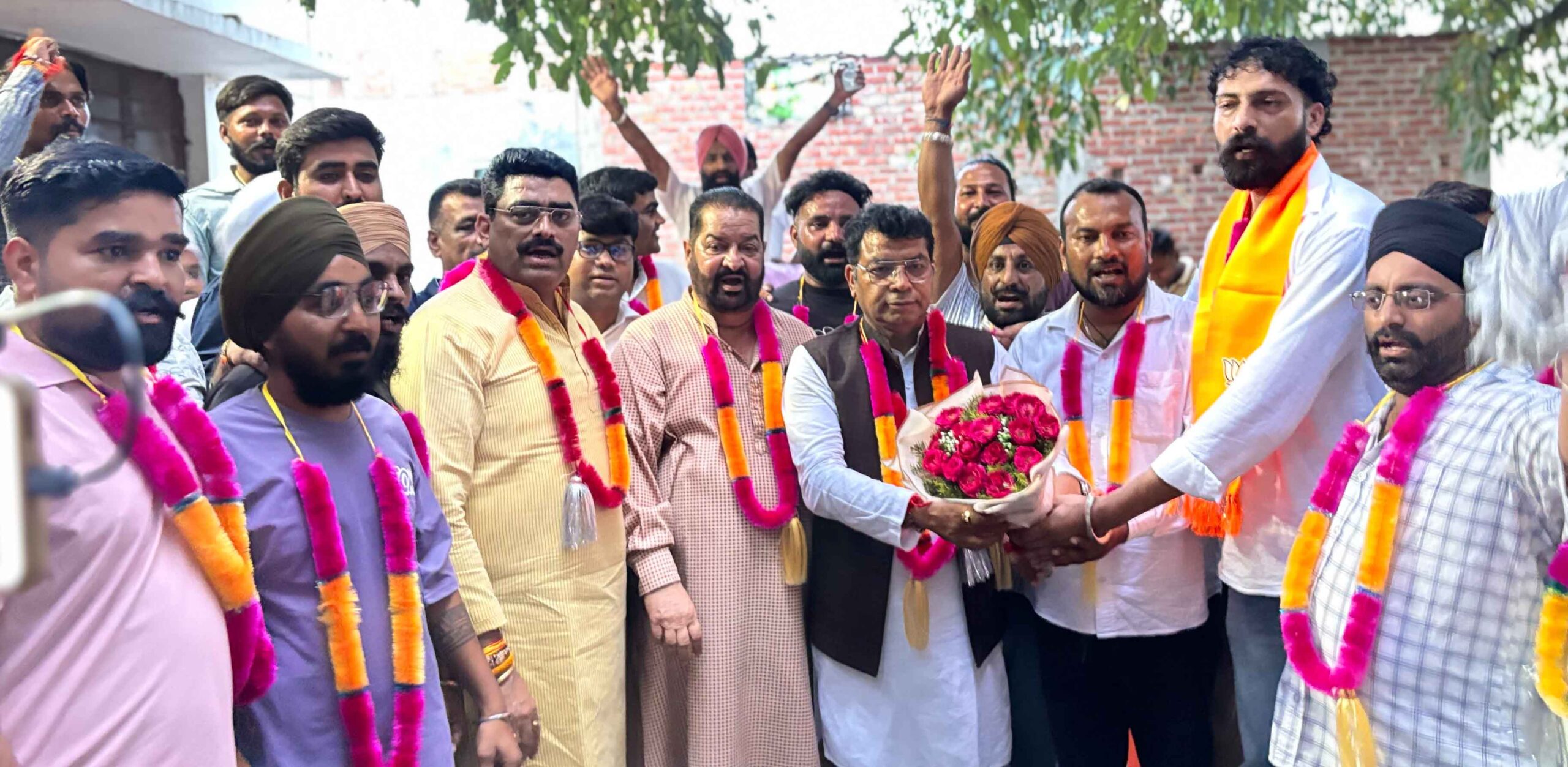विधायक शिव अरोरा के विकास कार्यों से प्रभावित होकर जग्गा प्रधान ने सैकड़ों समर्थकों संग थामा भाजपा का दामन