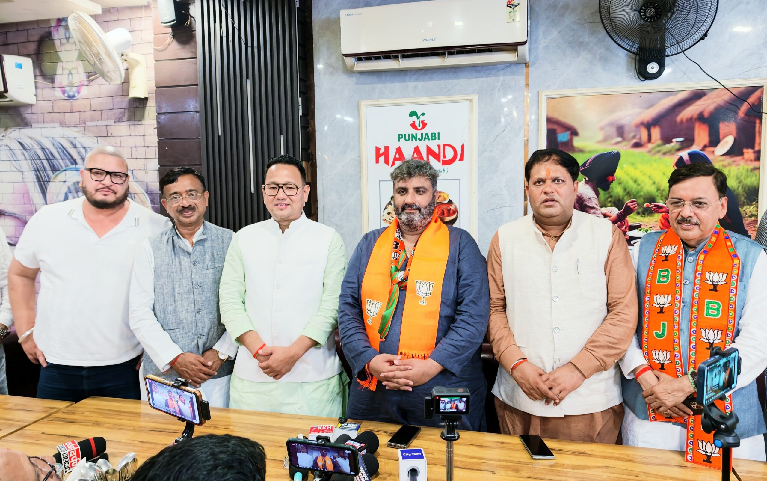 निर्दलीय प्रत्याशी कैलाशी नरेन्द्र सिंह टाकुली ने भाजपा के प्रत्याशी संदीप अरोड़ा 'सोनू' को दिया समर्थन