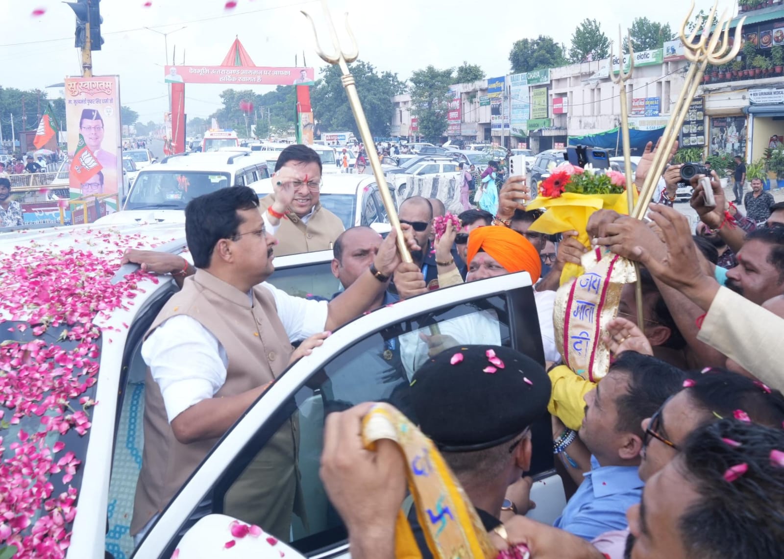 भाजपा राष्ट्रीय अध्यक्ष को महापौर ने भेंट किया त्रिशूल, पुष्पवर्षा के साथ हुआ नितिन नबीन का त्रिशूल चौक पर भव्य स्वागत
