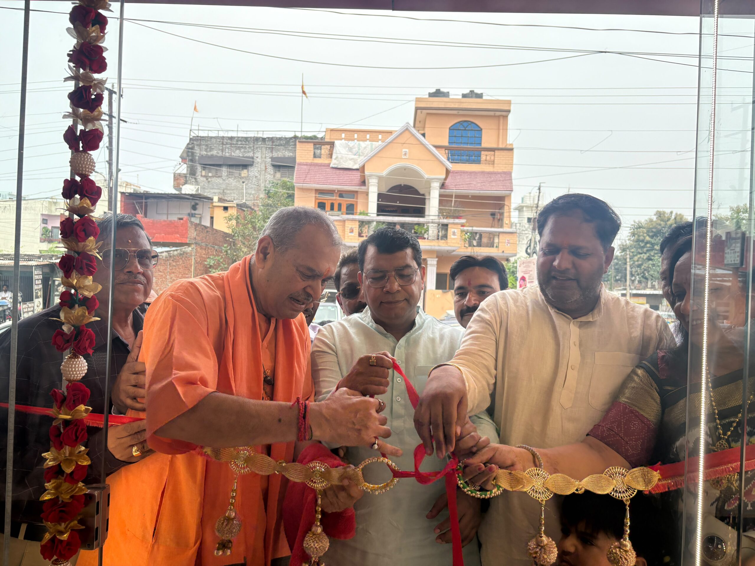 सुनारीका गोल्ड एंड डायमंड के छठे भव्य शोरूम का शुभारंभ, विधायक शिव अरोड़ा, महापौर विकास शर्मा और आचार्य विजय जी ने संयुक्त रूप से किया शुभारंभ