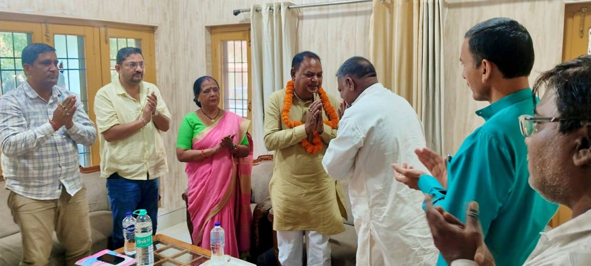 दर्जा राज्य मंत्री एवं खटीमा विधानसभा प्रभारी रामपाल ने कार्यकर्ताओं के साथ की परिचय बैठक