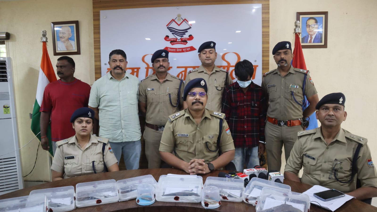 दिनेशपुर में पुलिस मुठभेड़ के बाद दो आरोपी गिरफ्तार, 8 अवैध तमंचे बरामद