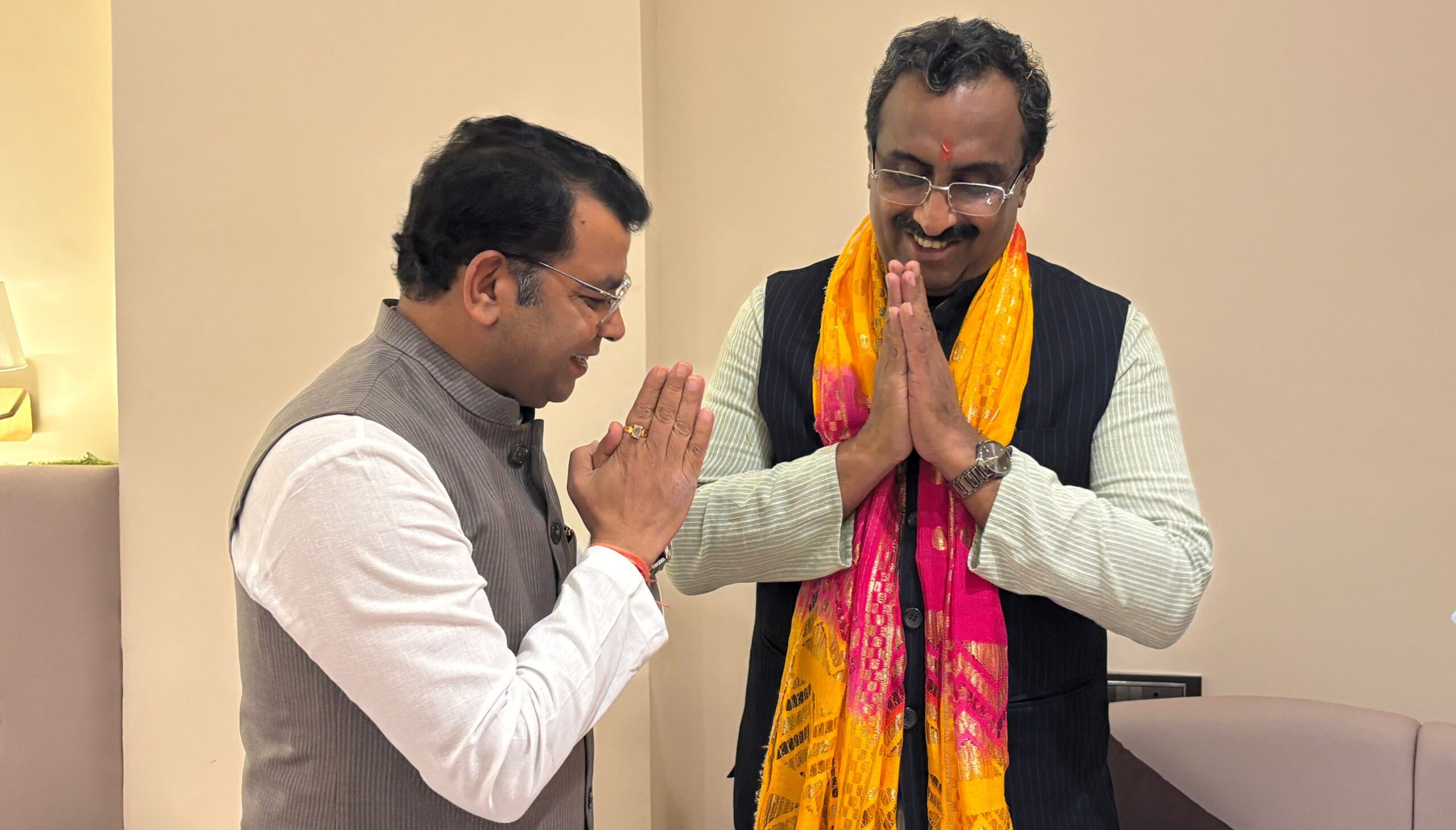 देहरादून में विधायक शिव अरोरा ने भाजपा प्रदेश प्रभारी राम माधव व सह प्रभारी बांसुरी स्वराज से की शिष्टाचार भेट
