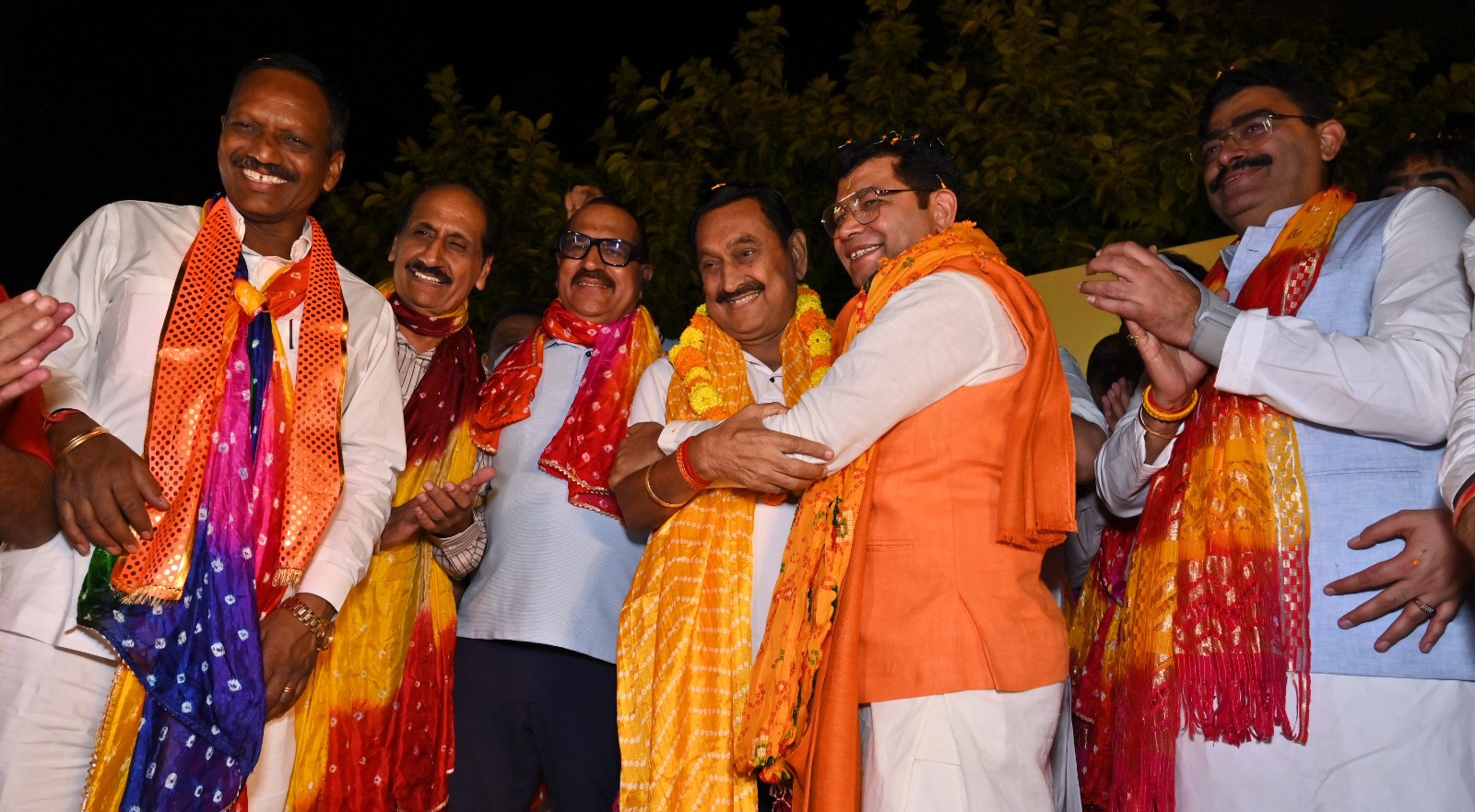 पुष्पवर्षा से हुआ श्रीराम बारात का भव्य स्वागत, नाचते-गाते जनकपुरी पहुँचे बाराती