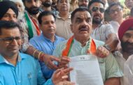 भारी ओलावृष्टि हज़ारो एकड़ फसल बर्बादी के खिलाफ कांग्रेस कार्यकर्ताओं ने कलेक्ट्रेट पहुंचकर सांकेतिक प्रदर्शन किया