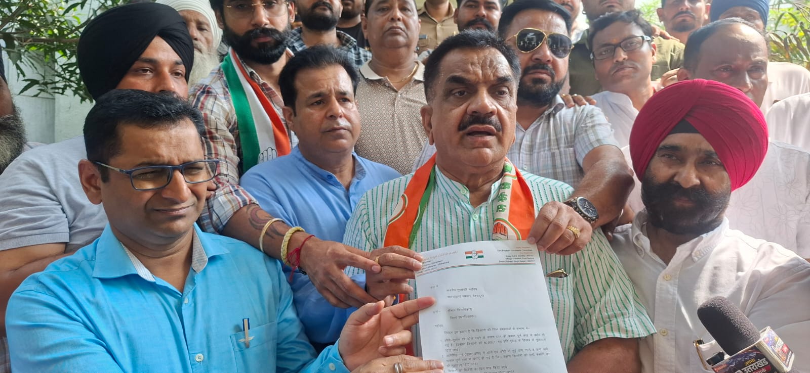 भारी ओलावृष्टि हज़ारो एकड़ फसल बर्बादी के खिलाफ कांग्रेस कार्यकर्ताओं ने कलेक्ट्रेट पहुंचकर सांकेतिक प्रदर्शन किया