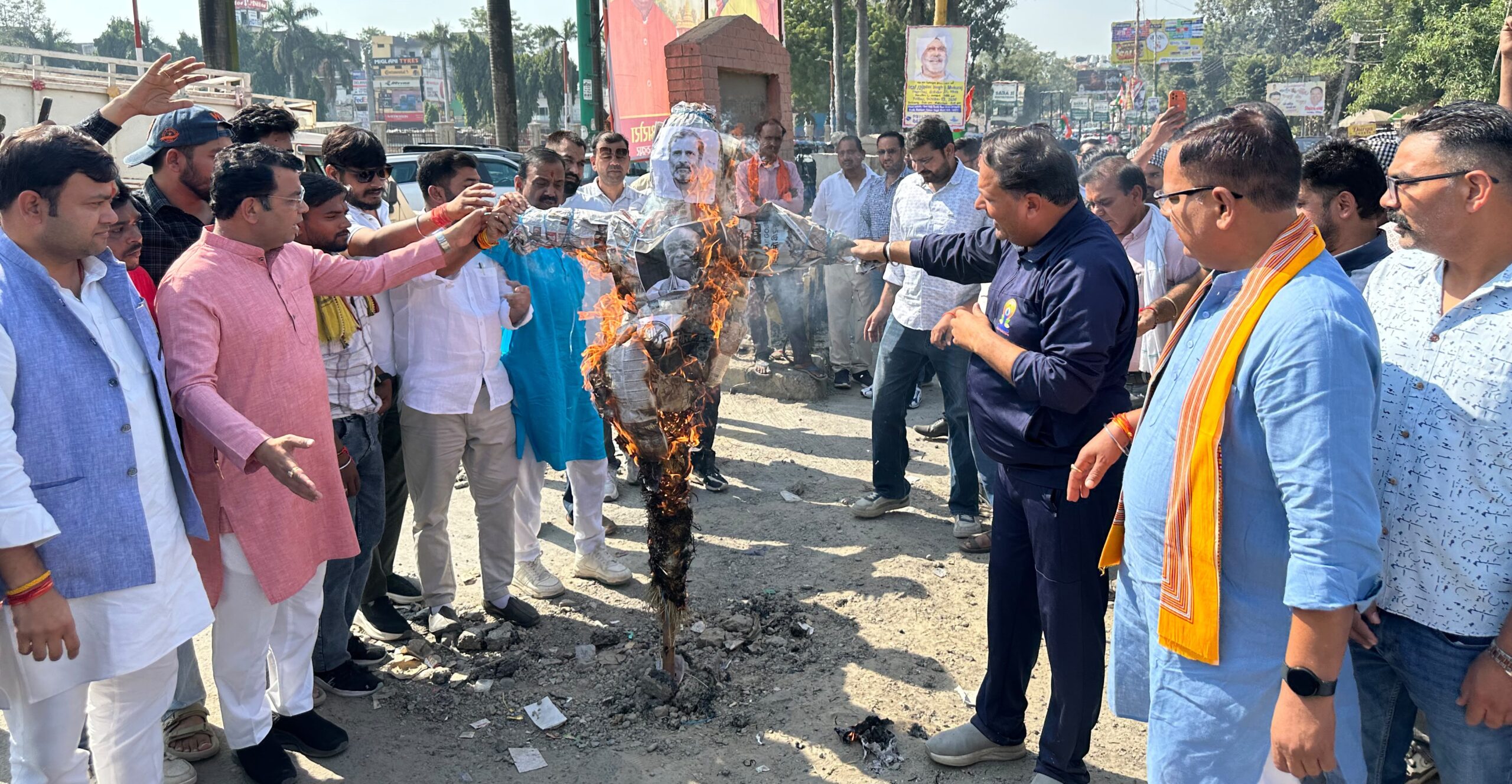 खड़गे की टिप्पणी के विरोध में भाजपा का प्रदर्शन, कांग्रेस का फूंका पुतला