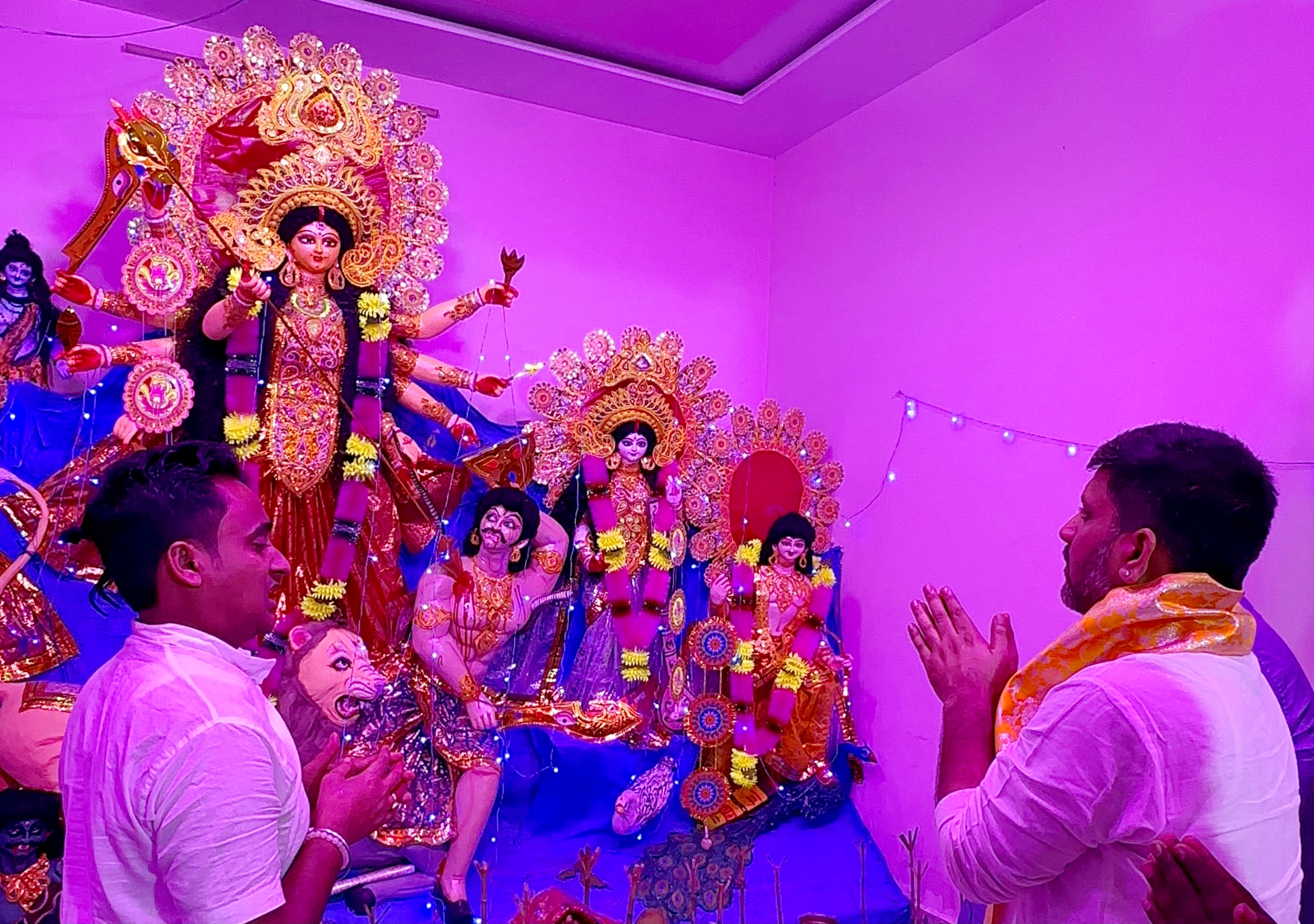 विवेक दीप सिंह ने दीप प्रज्वलित कर किया दुर्गा पूजा महोत्सव का शुभारंभ